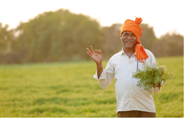 رجل مبتسم يحمل نباتًا
