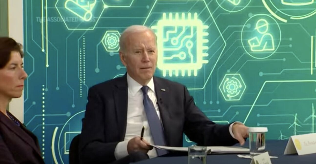 Biden signing crypto order, March 2022