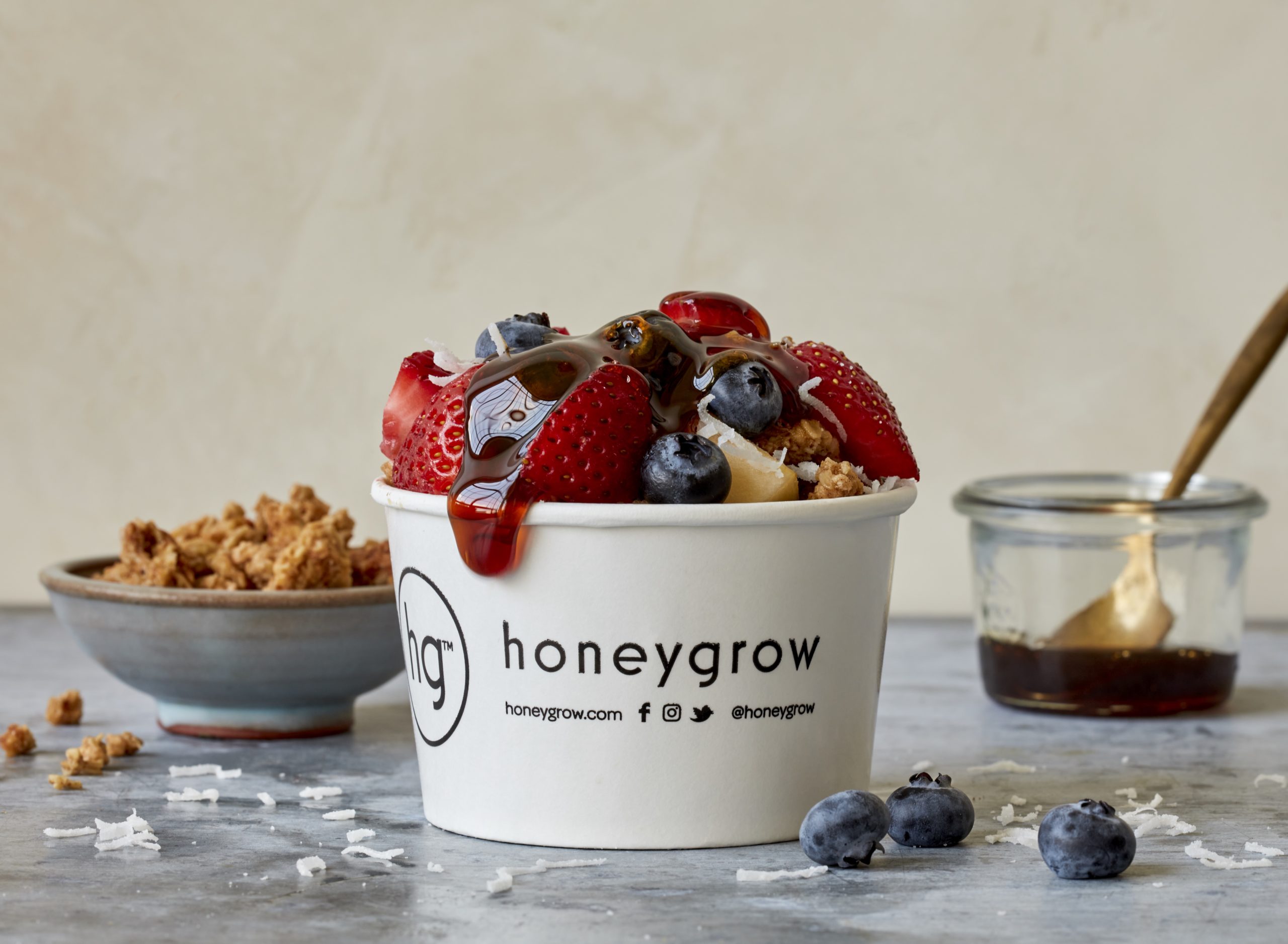 Honeybar frutas e granola disponíveis em um fundraiser honeygrow