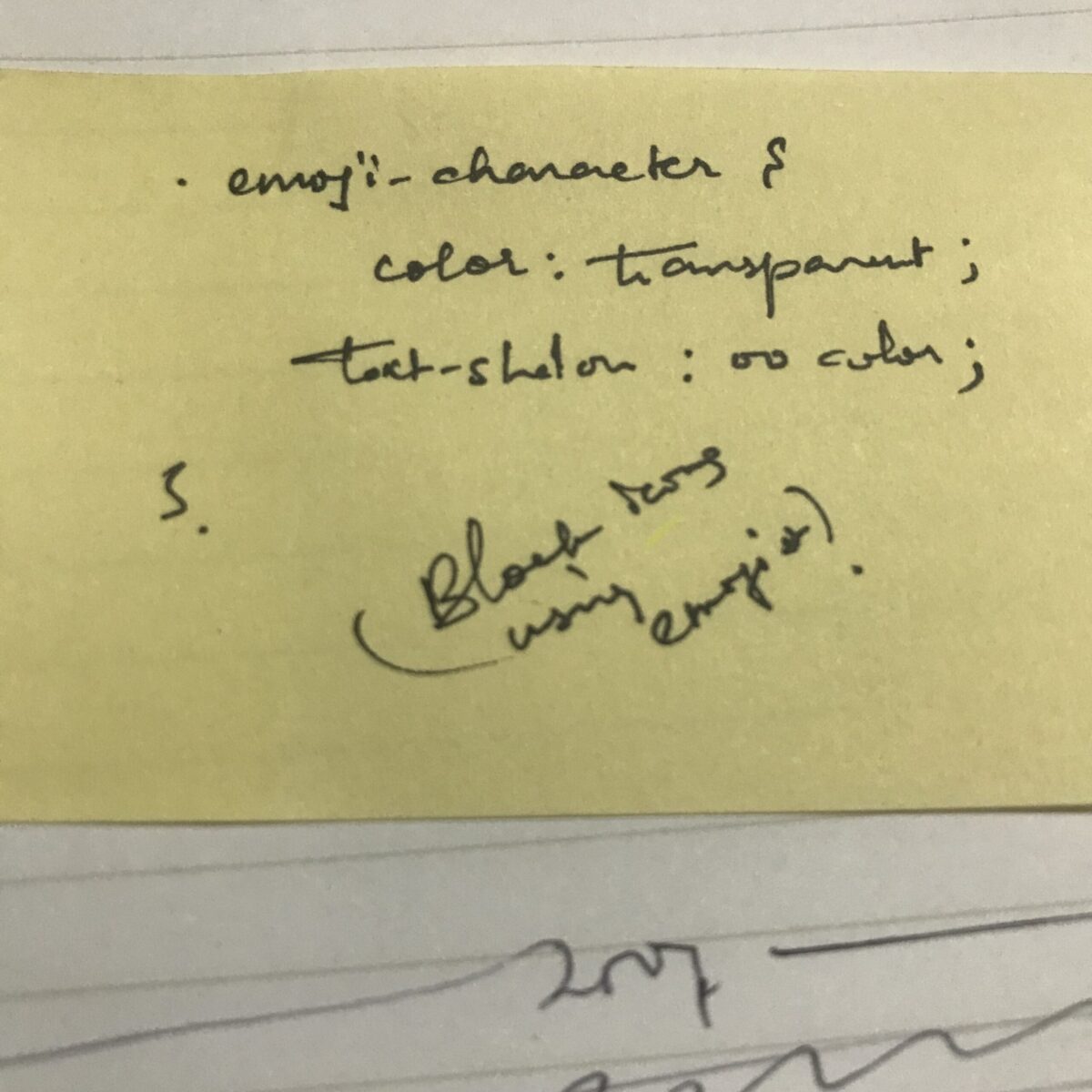 黒インクで筆記体で手書きされたコード付きの黄色の裏地のない紙。
