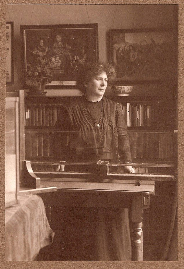 1910年、研究室でのヘルタ・アイルトン