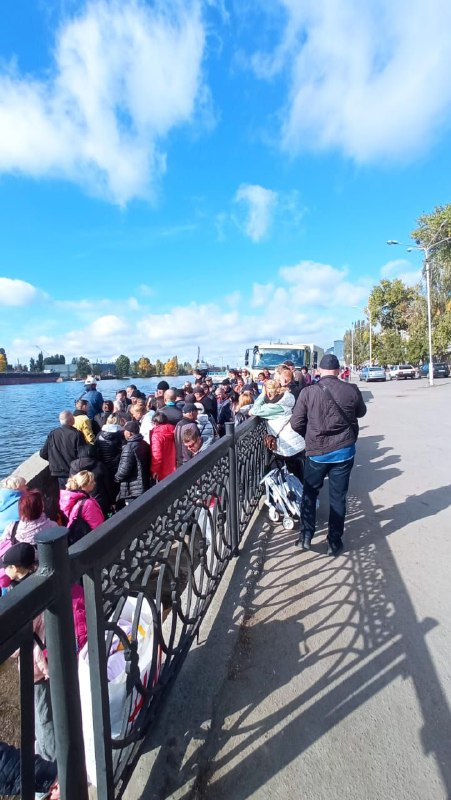 Kherson civilians wait ferry, Oct 2022
