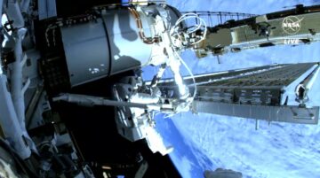 Astronauten entfalten die vierte Roll-out-Solaranlage vor der Internationalen Raumstation
