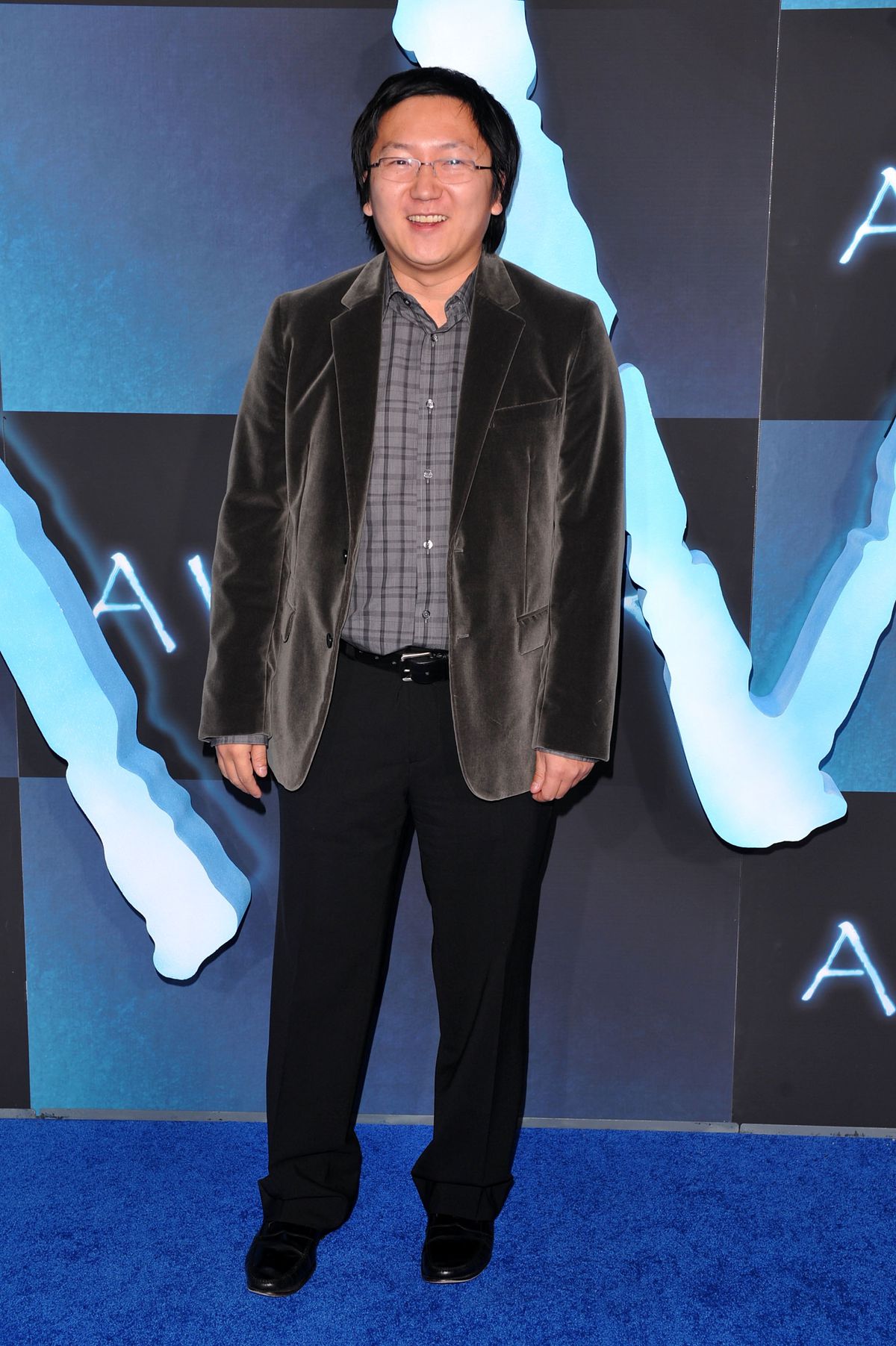 Maki Osa wearing a tweed jacket at the Avatar premiere