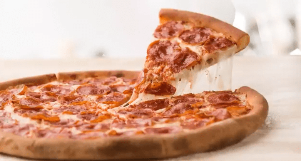 Peperoni-Pizza, serviert bei Spendenaktionen von Papa John