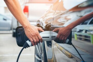 eBay Motors Group toteaa, että sähköautojen käyttöönotto hidastuu, koska latauskustannukset nousevat esteeksi