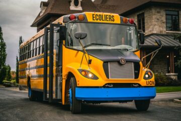 Primo scuolabus elettrico consegnato con un programma di sovvenzioni EPA da 5 miliardi di dollari