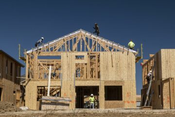 Recessie woningmarkt: het sentiment onder huizenbouwers is dit jaar elke maand gedaald, maar er is eindelijk een 'zilveren voering'