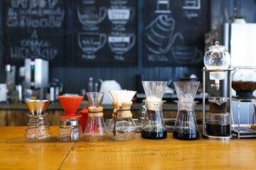 วิธีดำเนินการร้านกาแฟที่เป็นมิตรกับสิ่งแวดล้อมและมาจากแหล่งที่มีจริยธรรม