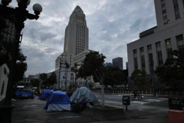 Howard Jarvis -konserni, asunnonomistajat haastavat oikeuteen estääkseen LA:n uuden asuntoveron