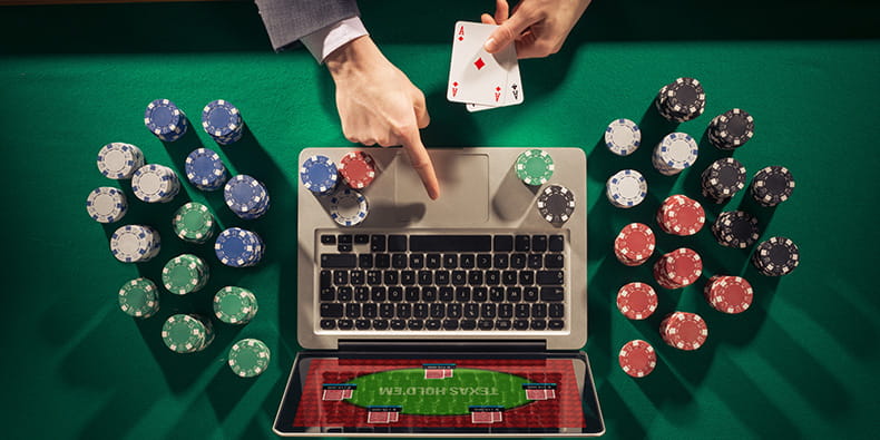 Mand spiller poker på sin bærbare computer