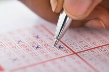Un bărbat câștigă peste 2 milioane de dolari după ce a cumpărat șase bilete de loterie cu aceleași numere pentru aceeași tragere