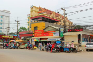 Vittime multiple mentre un enorme incendio squarcia l'hotel-casinò cambogiano