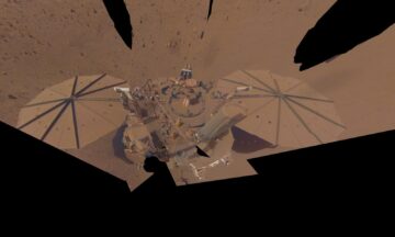 מטוס הנחתת InSight של נאס"א מתכופף לאחר משימת מאדים מטלטלת קרקע