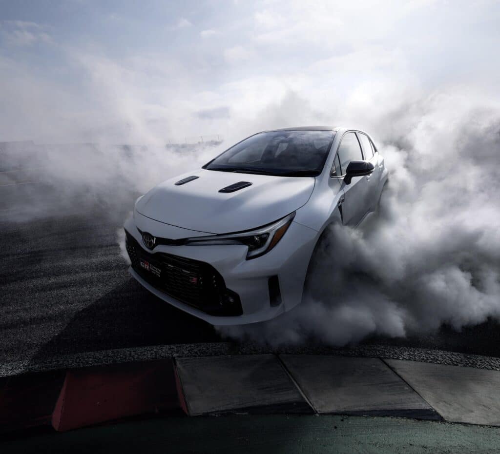2023 Toyota GR Corolla Circuit Edition - vorne 3-4 Rauch