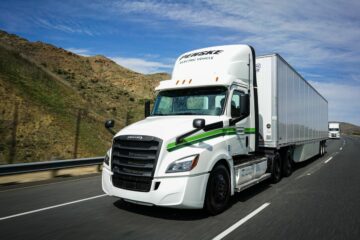 Penske Truck Leasing och Daimler Truck firar leveransen av Freightliner eCascadias