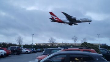 Passageiros da Qantas retidos em Baku chegam a Londres para o Natal