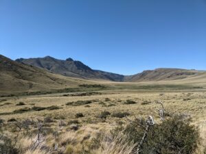 Bodenprobenahme in den zerklüfteten Graslandschaften Patagoniens