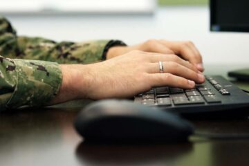 „Plătirea specială” îi împiedică pe experții cibernetici ai Pentagonului să sară nava