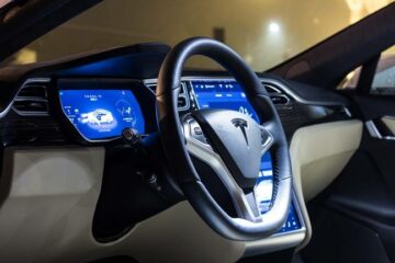 Pengemudi Tesla menyalahkan perangkat lunak self-driving penuh untuk tumpukan Hari Thanksgiving delapan mobil