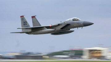 F-15C ameriških zračnih sil so začeli zapuščati letalsko bazo Kadena