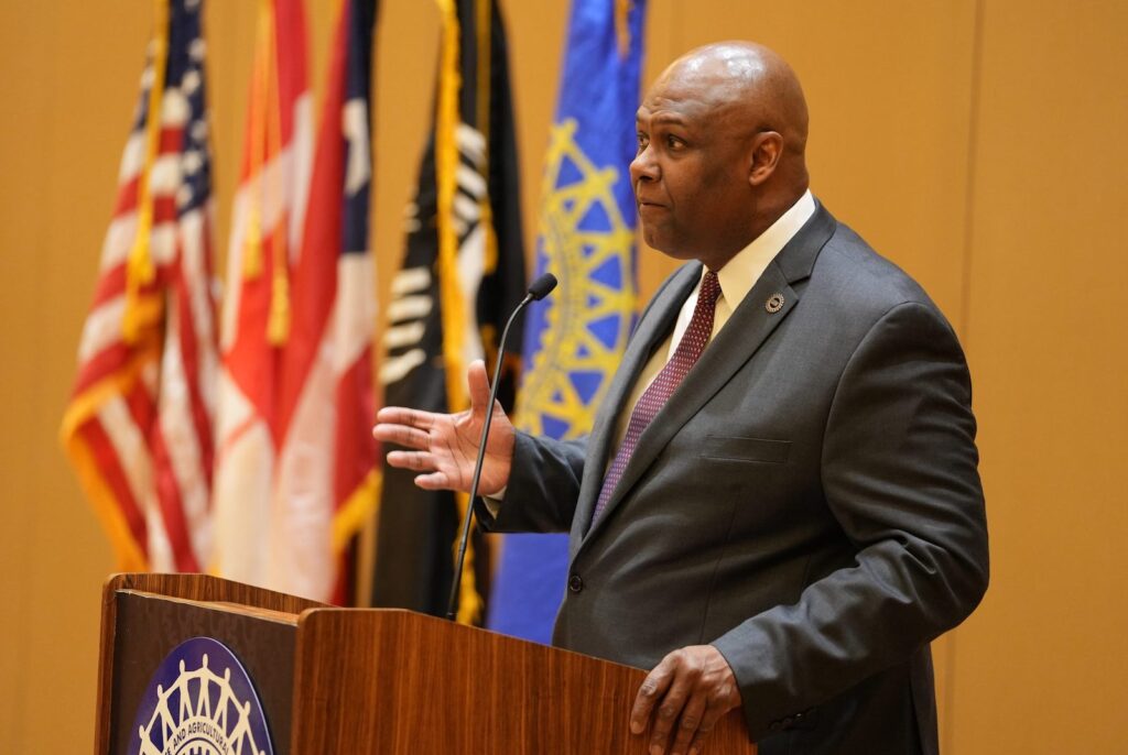 UAW-president Ray Curry ved seremonien