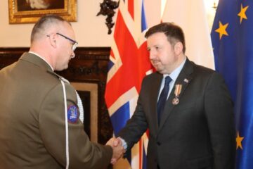 Derek Rusling của Vertu nhận huy chương từ Quân đội Ba Lan vì công việc tình nguyện