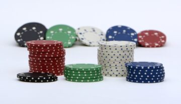 What is the Flat Betting Strategy and How Does It Work in Baccarat?