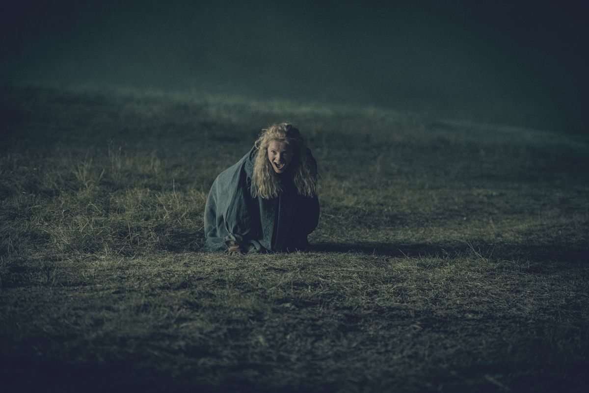 Un fotograma de Ciri en The Witcher; ella está en el suelo gritando en un campo