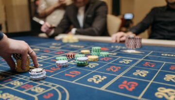 Dlaczego gry stołowe w kasynie online są lepsze niż automaty?