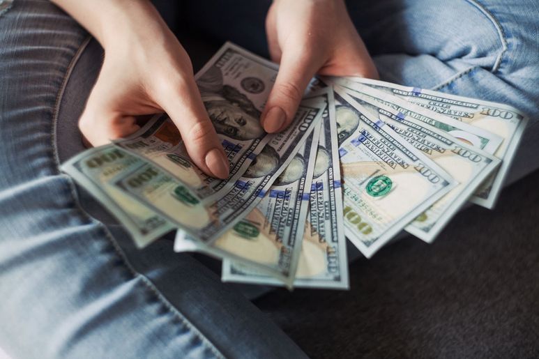 8 måter å samle inn penger raskt for nødsituasjoner