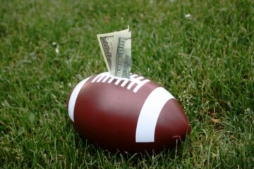 Darmowy zakład do 102 XNUMX $: Szczęściarze obstawiający zarabiają na oszałamiających parlayach podczas play-offów dywizji NFL