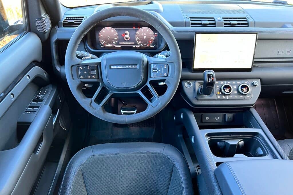 Interior do Land Rover Defender 2023 V-110 8