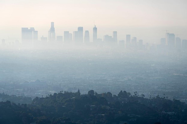 Zanieczyszczenie powietrza pogarsza klimat Widok miasta na smog