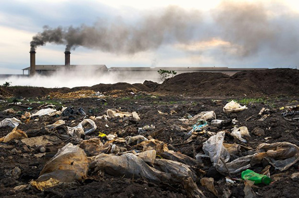 Zanieczyszczenie powietrza z widokiem na śmieci i wysypiska śmieci