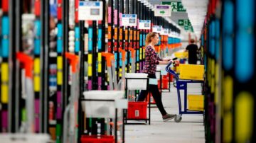 Amazon planlegger stenging av tre britiske varehus fordi det reduserer kostnadene