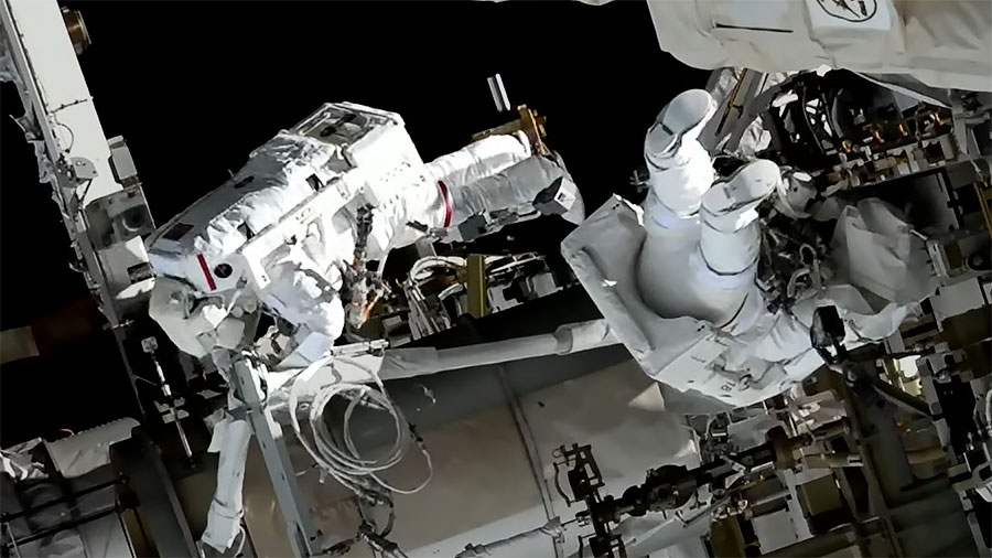 Los astronautas completan una caminata espacial para prepararse para los nuevos paneles solares de la ISS