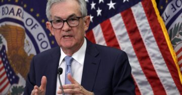 Bitcoin holder seg stabilt over $17K, amerikanske dollar lunken foran Powell-tale