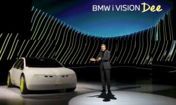 BMW svela "i Vision Dee", un'auto parlante con un'"anima digitale" che cambia colore come un camaleonte