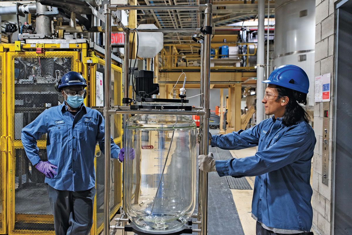 Ένας αντιδραστήρας από ανοξείδωτο χάλυβα που παράγει λίθιο φωσφορικό σίδηρο στο εργοστάσιο της Nano One στο Μόντρεαλ.