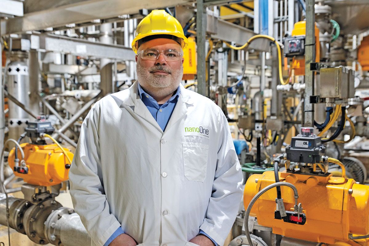 Ο Denis Geoffroy στέκεται μπροστά σε μηχανήματα στις εγκαταστάσεις φωσφορικού σιδήρου λιθίου της Nano One στο Μόντρεαλ.