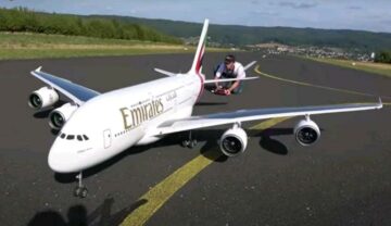 Construirea unui model gigant cu telecomandă Airbus A380 într-un an