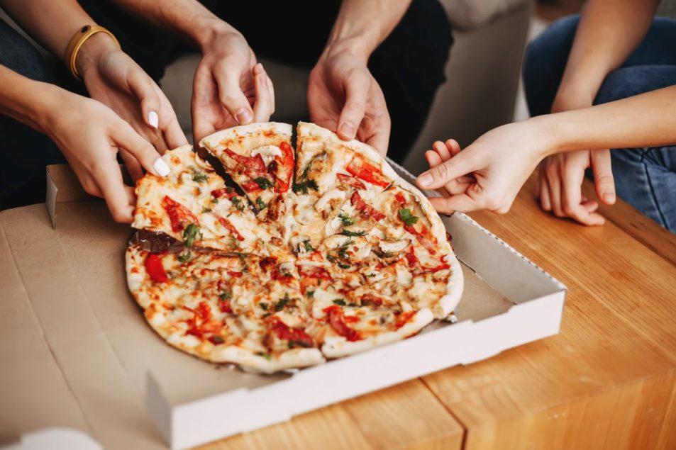 Domino's, Pizza Hut und andere Pizzerien haben Mühe, Lieferfahrer zu finden