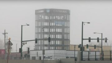 Distributore automatico Carvana vuoto a Denver un cartellone pubblicitario per problemi aziendali