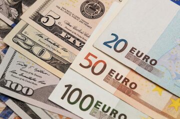 EUR/USD se drži okoli 1.0860 s, medtem ko se trgovci pripravljajo na odločitve Feda in ECB