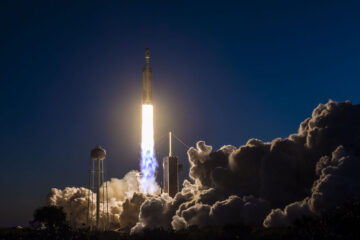Falcon Heavy trækker militærsatellitter til højt kredsløb efter en spektakulær solnedgangsopsendelse