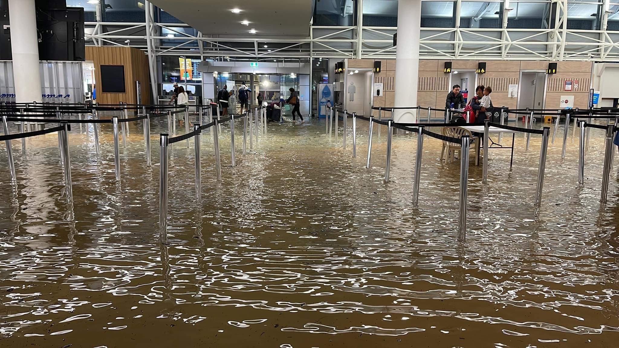 洪水过后，第一架国际客运航班从奥克兰机场起飞