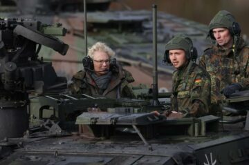 Saksan puolustusministeri erosi Ukrainaa koskevan kritiikin vuoksi