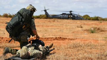Το HH-60W εκτελεί την πρώτη μάχη CASEVAC κατά τη διάρκεια της παρθενικής ανάπτυξης στην Αφρική