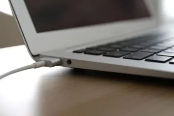 چگونه لپ تاپ را بدون شارژر شارژ کنیم